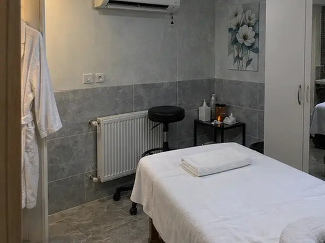 Gri mermer duvarlı, aydınlık masaj odası — Habibler, Masaj Salonun