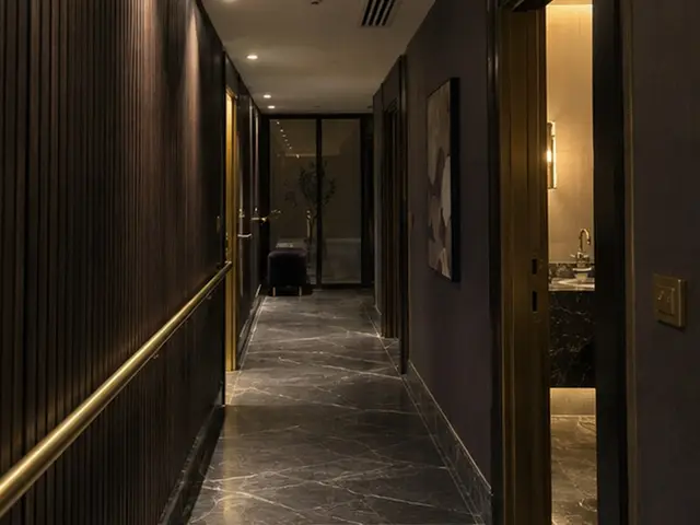 Ahşap panelli, loş ışıklı koridor — Habibler, Masaj Salonun